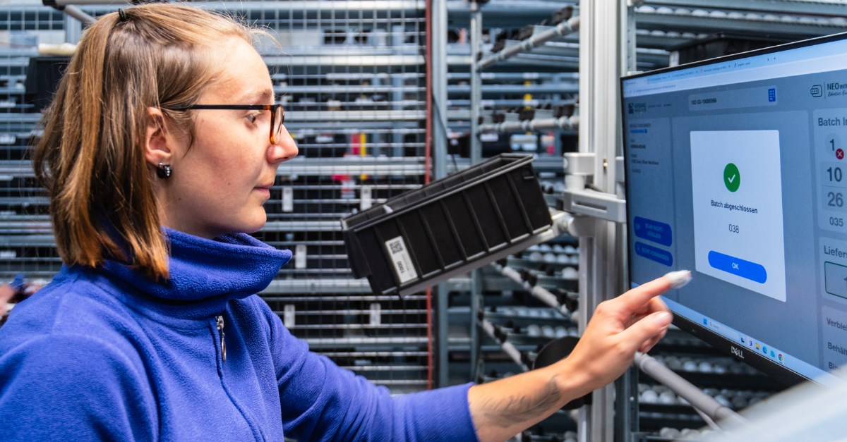 NEO:os Touchscreen-Interface an der Kommissionierstation