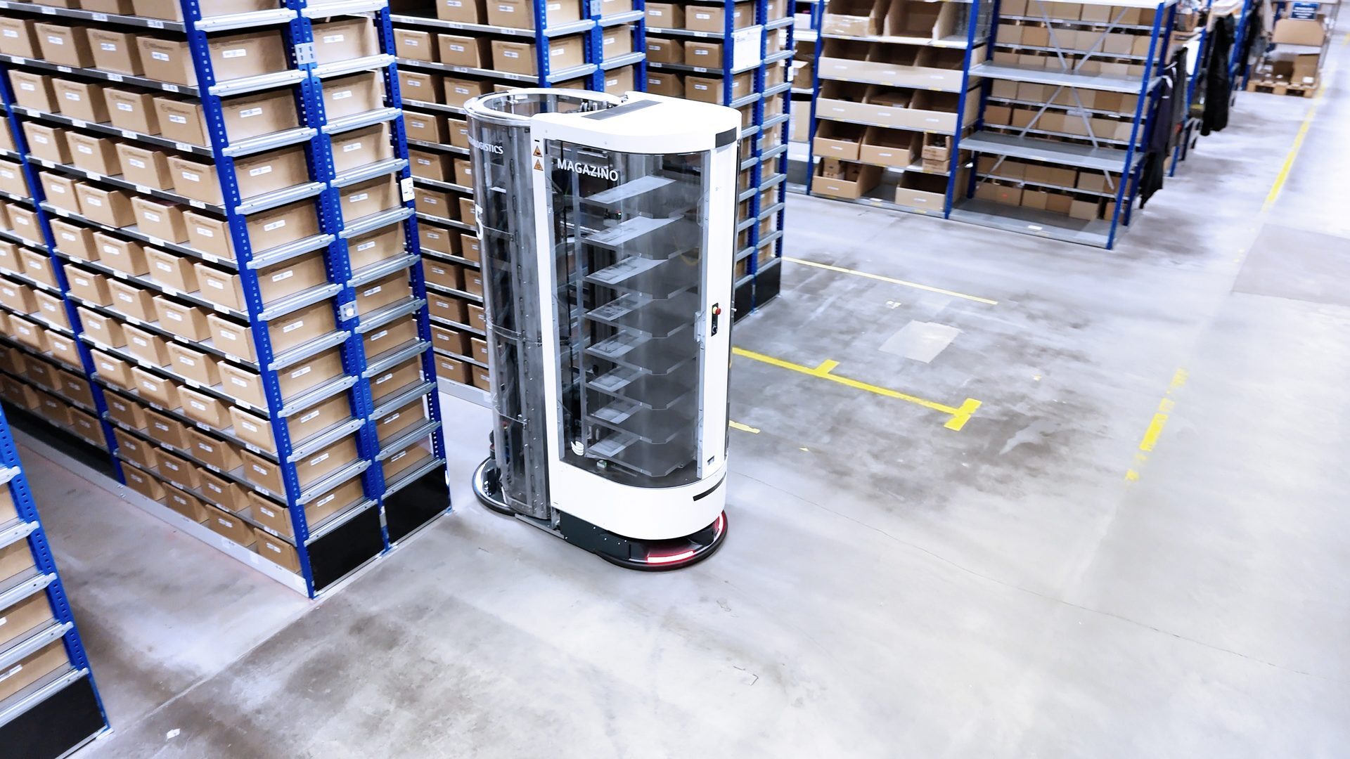 NEO:runner in offener Lagergasse beim Rollout