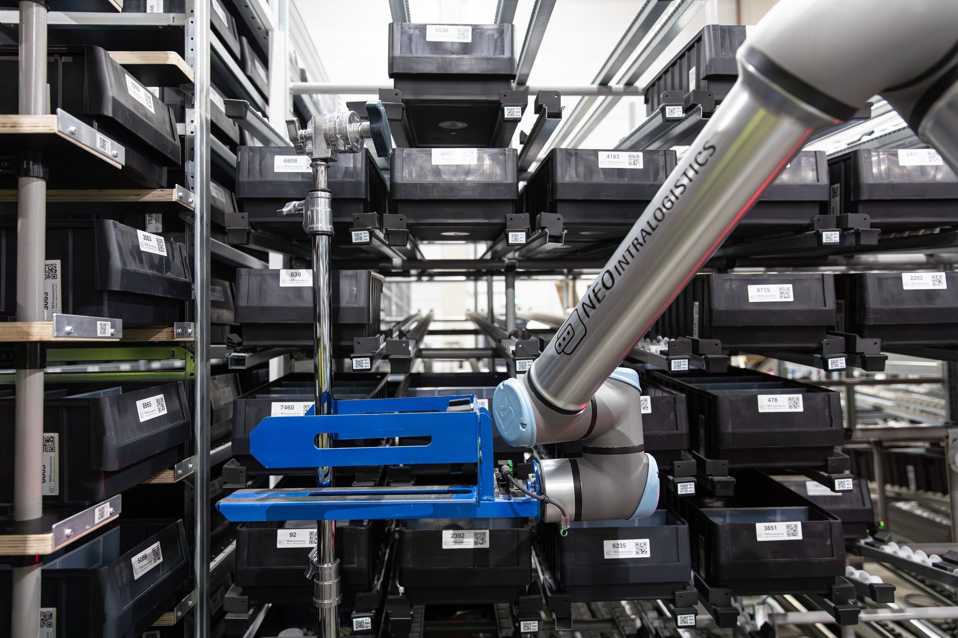 Roboterarm mit NEO-Branding - Nahaufnahme