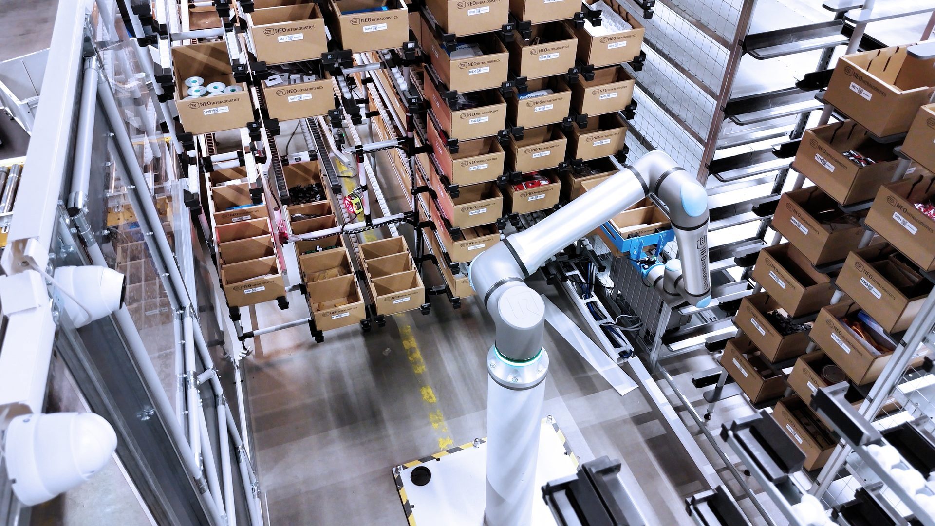 Roboterarm am Ware-zur-Person-Arbeitsplatz - Draufsicht